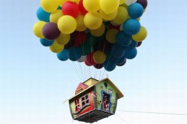 Exact ca in Up! O casa a zburat suspendata de sute de baloane cu heliu!
