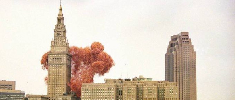 La ce sa te astepti cand lansezi 1,5 milioane de baloane in aer? In Cleveland s-a lasat cu un dezastru!
