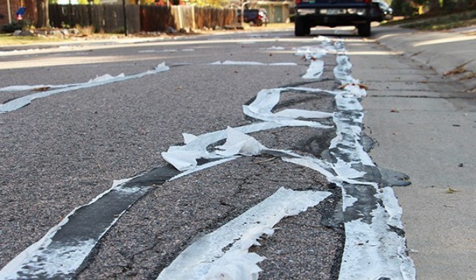 Un oras din Colorado a folosit hartie igienica pentru a acoperi crapaturile din asfalt!