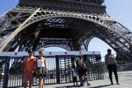 Turnul Eiffel va fi flancat de ziduri de sticla anti-glont pentru a fi protejat de atacurile teroriste!