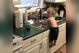 VIDEO: Un baietel transforma spalatul vaselor intr-un adevarat numar de acrobatie!
