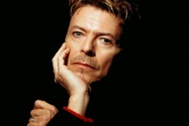 David Bowie se ascundea sub masa pentru a evita vizitele enervante ale lui Roger Moore!