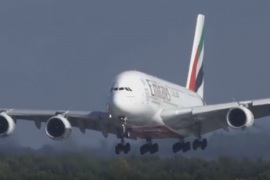 VIDEO: Filmul ce surprinde aterizarea dificila a unui Airbus A380 la Dusseldorf a devenit viral!