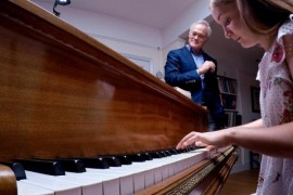 O micuta geniu pianist a creat o sonata din doar 4 note extrase dintr-o palarie! Ce a iesit e uimitor!