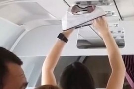 VIDEO: O rusoaica isi usuca chilotii in avion, in vazul tuturor. Iata metoda!