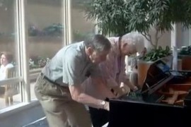 VIDEO: Ce poate iesi atunci cand se intalnesc doi batranei simpatici cu un pian pe holul unui spital?